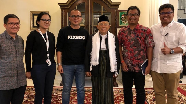 Direktur Konten TKN Jokowi-Ma'ruf, Fiki Satari (ketiga dari kiri) (Foto: Facebook/Fiki Satari)