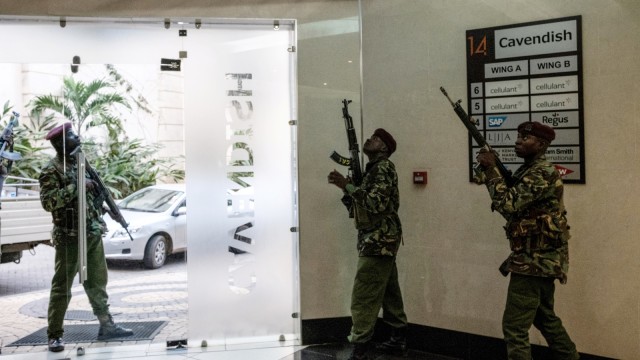 Sejumlah petugas keamanan Kenya patroli di dalam gedung perkantoran di Nairobi, (15/1/19).  (Foto: AFP/KABIR DHANJI)