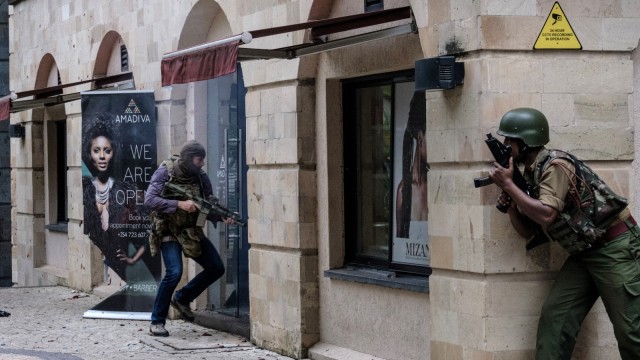 Pasukan keamanan Kenya memasuki gedung  di komplek hotel Westlands Nairobi, (15/1/19).  (Foto: AFP/KABIR DHANJI)