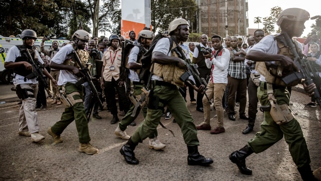 Sejumlah pasukan khusus tiba di lokasi ledakan di sebuah kompleks hotel di Westlandsm, Nairobi.  (Foto: AFP/Luis TATO )