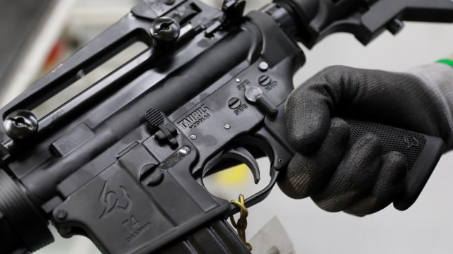Senjata yang dibuat oleh produsen senjata Taurus Armas SA di Sao Leopoldo, Brasil. (Foto: REUTERS/Diego Vara)