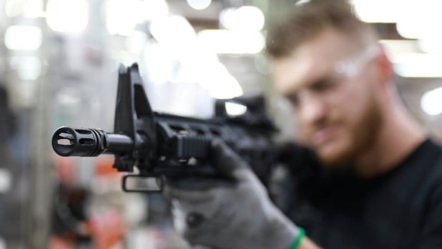 Pekerja mengecek senjata di produsen senjata Taurus Armas SA di Sao Leopoldo, Brasil. (Foto: REUTERS/Diego Vara)