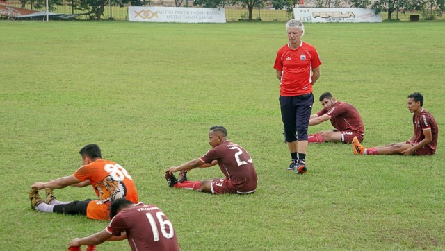 Pelatih baru Persija Ivan Kolev memimpin sesi latihan jelang Piala Indonesia 2019, Rabu (16/1). (Foto: Nugroho Sejati/kumparan)