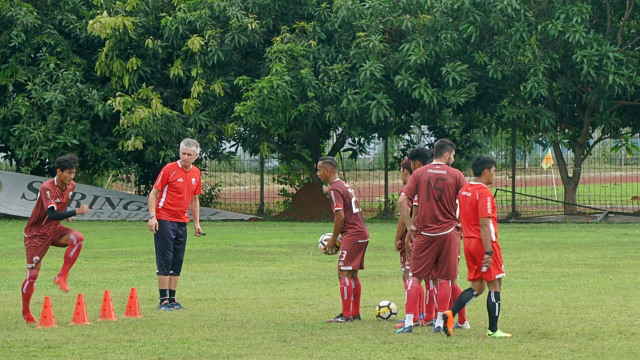 Pelatih baru Persija Ivan Kolev memimpin sesi latihan jelang Piala Indonesia 2019, Rabu (16/1). (Foto: Nugroho Sejati/kumparan)