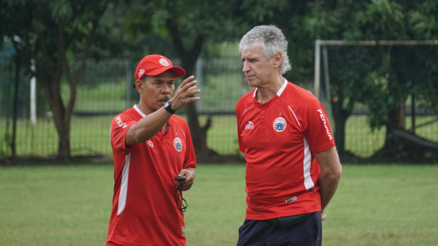 Pelatih Persija Jakarta, Ivan Kolev (kanan) saat di latihan Persija di Halim, Jakarta Timur, Rabu (16/1/2019).
 (Foto: Nugroho Sejati/kumparan)