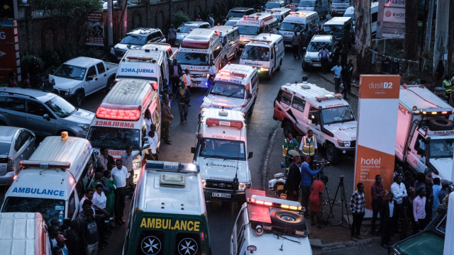Sejumlah mobil ambulans menunggu di jalan setelah ledakan diikuti dengan baku tembak di Nairobi. (Foto: AFP/Yasuyoshi CHIBA)