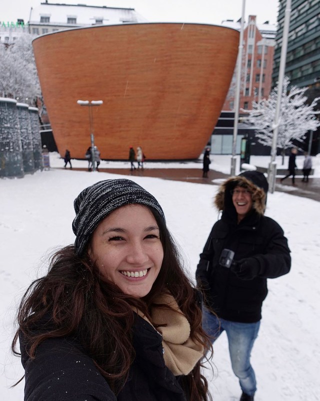 Kedua pasangan ini terlihat asyik bermain salju di Helsinki, Finlandia. (Foto: Instagram @nadinelist)