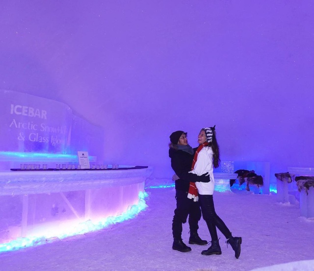 Nadine dan Dimas berpose di depan icebar tempat mereka menginap. (Foto: Instagram @nadinelist)