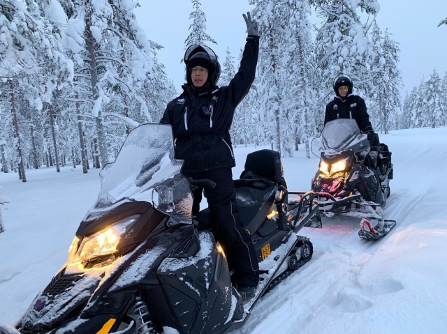 Nadine dan Dimas bermain salju dengan mengendarai motor ski. (Foto: Instagram @nadinelist)