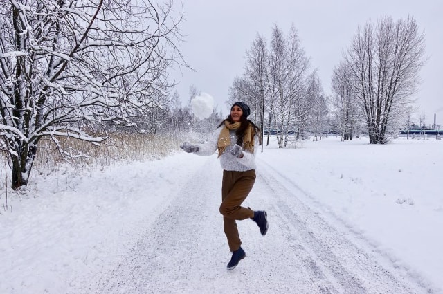 Nadine bermain salju di Finlandia. (Foto: Instagram @nadinelist)