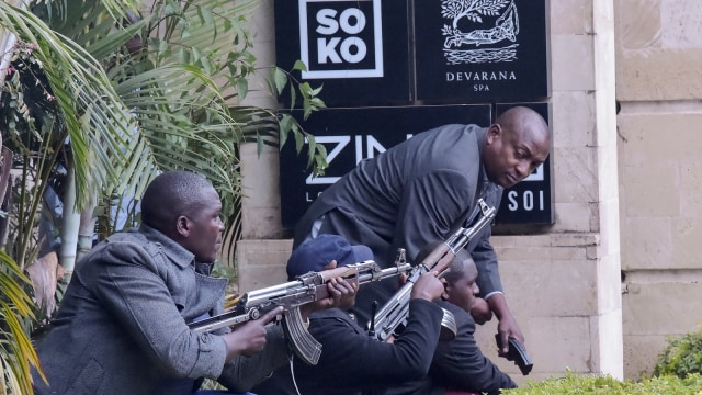 Sejumlah pasukan keamanan Kenya tiba di lokasi ledakan dan seranga teroris di Nairobi, Kenya, (15/1/19). (Foto: AFP/SIMON MAINA )