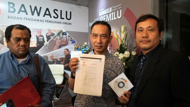 Kantor bantuan hukum Kebangkitan Indonesia Baru melaporkan pelanggaran kampanye oleh Prabowo-Sandiaga Uno ke Bawaslu, Rabu (16/1/2019). (Foto: Nugroho Sejati/kumparan)