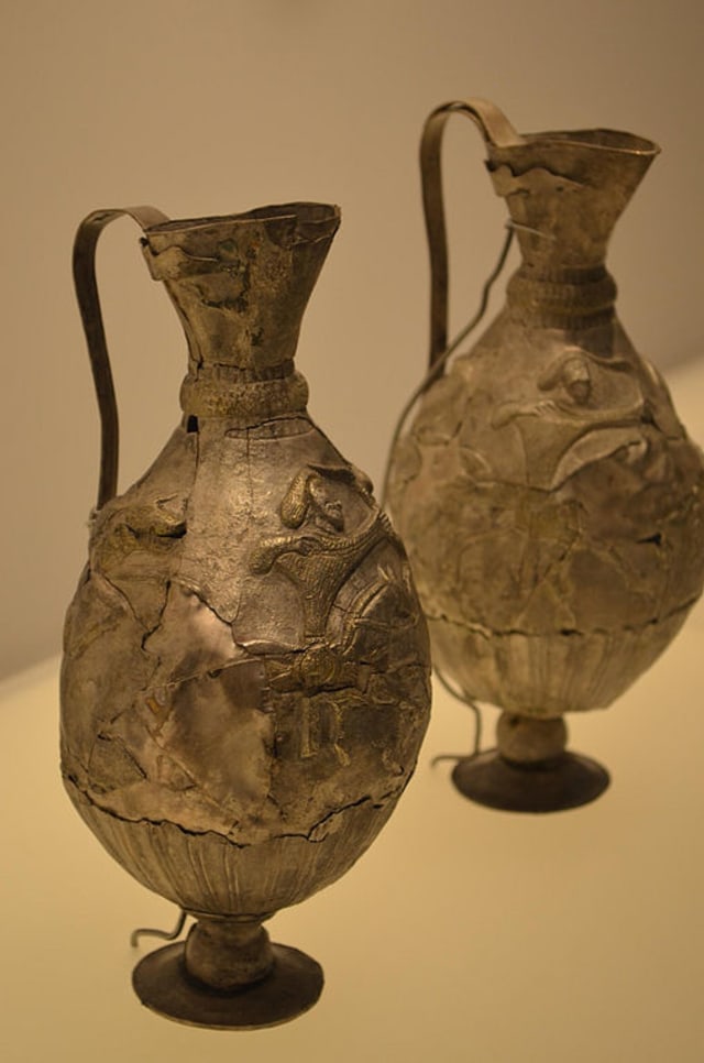 Botol anggur kuno dari Georgia. (Foto: Luciana Braz via Wikimedia Commons)