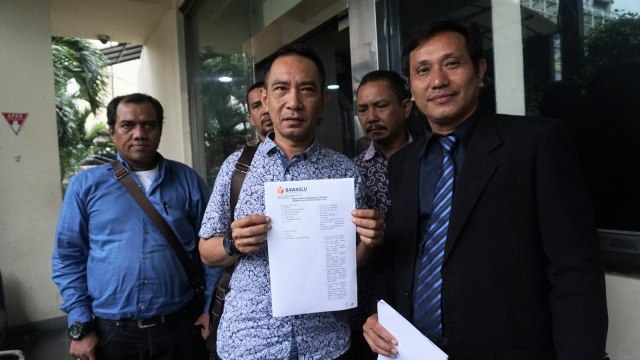 Kantor bantuan hukum Kebangkitan Indonesia Baru melaporkan pelanggaran kampanye oleh Prabowo-Sandiaga Uno ke Bawaslu, Rabu (16/1). (Foto: Nugroho Sejati/kumparan)
