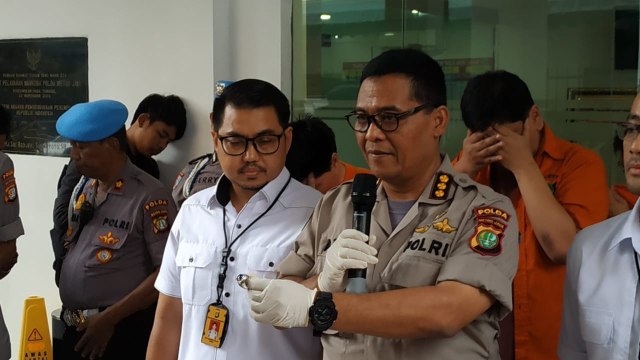 Kabid Humas Polda Metro Jaya Kombes Pol Argo Yuwono (kanan) di rilis pengungkapan narkoba jenis sabu di Polda Metro Jaya. (Foto: Maulana Ramadhan/kumparan)