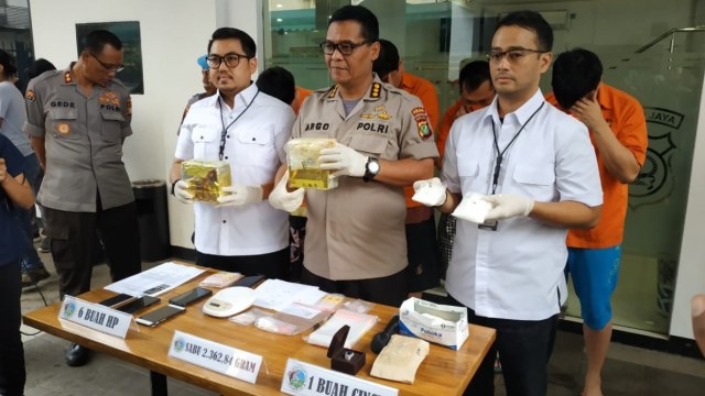 Kabid Humas Polda Metro Jaya Kombes Pol Argo Yuwono (tengah) di rilis pengungkapan narkoba jenis sabu di Polda Metro Jaya. (Foto: Maulana Ramadhan/kumparan)