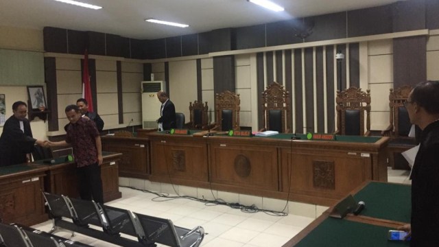 Bupati Purbalingga nonaktif, Tasdi di ruang pengadilan Tipikor Semarang, Rabu (16/1). (Foto: Afiati Tsalitsati/kumparan)