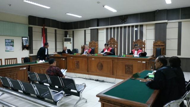 Bupati Purbalingga nonaktif, Tasdi di ruang pengadilan Tipikor Semarang, Rabu (16/1). (Foto: Afiati Tsalitsati/kumparan)