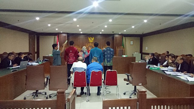 Sejumlah saksi yang sedang disumpah di ruang sidang terkait kasus limbah di Kalimantan Tengah, di Pengadilan Tipikor, Jakarta. (Foto: Adhim Mugni Mubaroq/kumparan)