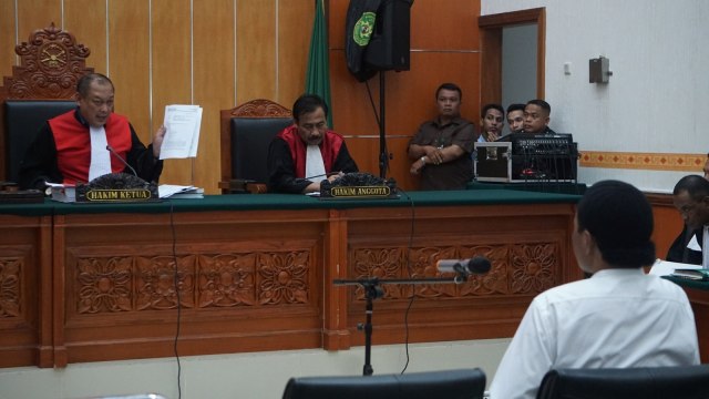 Suasana saat terdakwa Hercules menjalani sidang dakwaan di Pengadilan Negeri Jakarta Barat, Rabu (16/1). (Foto: Fanny Kusumawardhani/kumparan)