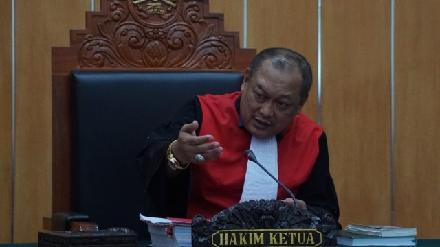 Hakim Ketua pada sidang dakwaan Hercules di Pengadilan Negeri Jakarta Barat, Rabu (16/1). (Foto: Fanny Kusumawardhani/kumparan)