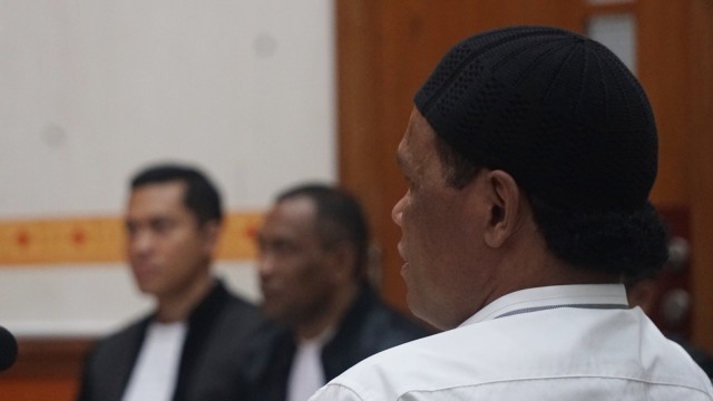 Terdakwa Hercules Rosario Marshal menjalani sidang dakwaan di Pengadilan Negeri Jakarta Barat, Rabu (16/1). (Foto: Fanny Kusumawardhani/kumparan)