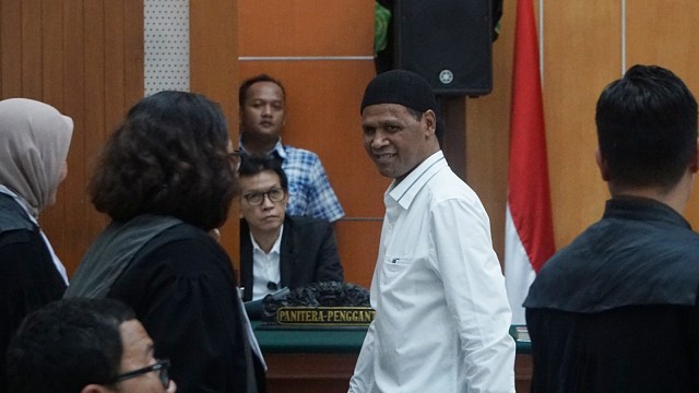 Suasana saat terdakwa Hercules menjalani sidang dakwaan di Pengadilan Negeri Jakarta Barat, Rabu (16/1). (Foto: Fanny Kusumawardhani/kumparan)