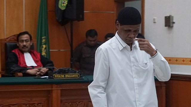 Terdakwa Hercules Rosario Marshal menjalani sidang dakwaan di Pengadilan Negeri Jakarta Barat, Rabu (16/1). (Foto: Fanny Kusumawardhani/kumparan)