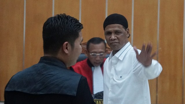 Terdakwa Hercules menjalani sidang dakwaan di Pengadilan Negeri Jakarta Barat, Rabu (16/1). (Foto: Fanny Kusumawardhani/kumparan)
