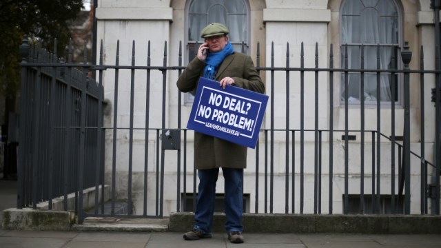 Seorang demonstran pro-brexit saat berada di luar Gedung Parlemen, London, Inggris. (Foto: AFP/DANIEL LEAL-OLIVAS )