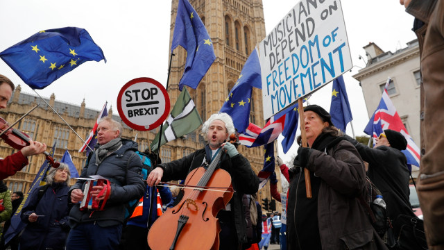 Para demonstran Inggris dan Jerman Pro-Brexit memainkan alat musik di luar Gedung Parlemen, London, Inggris. (Foto: AFP/ADRIAN DENNIS)
