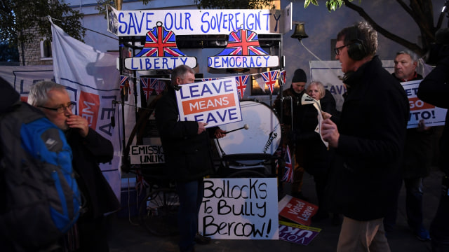 Sejumlah demonstran Anti-Uni Eropa saat melakukan demonstrasi di luar Gedung Parlemen, London, Inggris. (Foto: AFP/PAUL ELLIS )