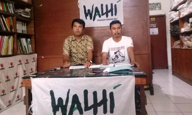 Made Juli Untung Pratama (kanan) bersama Adi Sumiarta saat konferensi pers di Walhi Bali, Rabu (16/1)- kanalbali/LSU