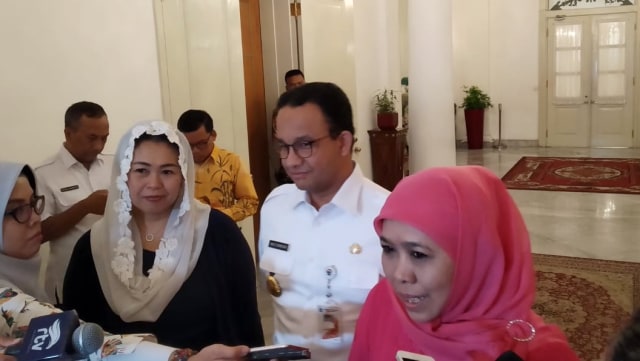Anies Baswedan (tengah), Khofifah Indar Parawansa (kanan), dan Yenny Wahid (kiri) di Balai Kota DKI Jakarta. (Foto: Moh.Fajri/kumparan)