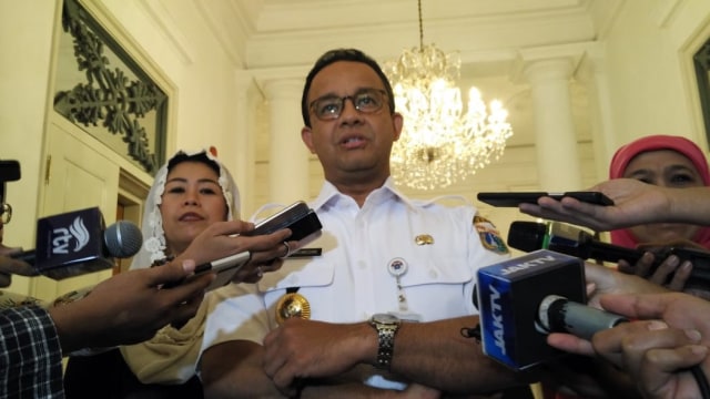 Anies Baswedan (tengah), Khofifah Indar Parawansa (kanan), dan Yenny Wahid (kiri) di Balai Kota DKI Jakarta. (Foto: Moh.Fajri/kumparan)