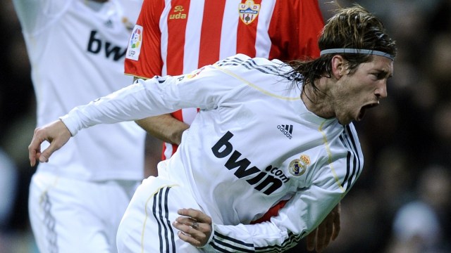 Sergio Ramos dengan rambut panjang terikatnya. (Foto: AFP/Javier Soriano)