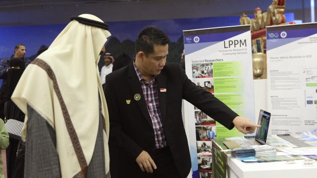 Dr. Armi Susandi menjelaskan hasil penelitiannya kepada pengunjung Festival Janadriyah di Arab Saudi (Foto: Dok. Dr. Armi Susandi)