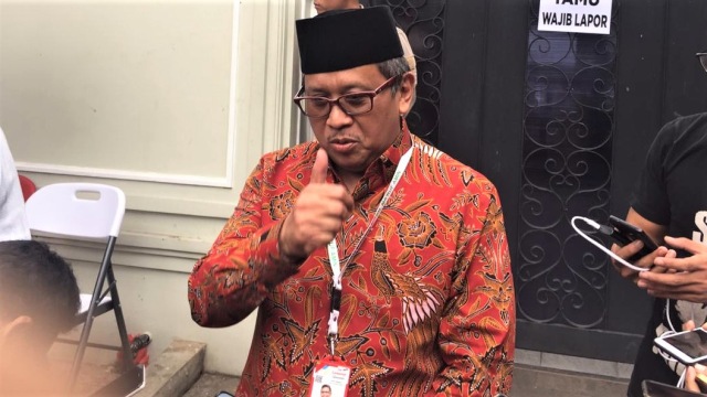 Sekjen PDIP, Hasto Kristiyanto di rumah Situbondo. (Foto: Reki Febrian/kumparan)