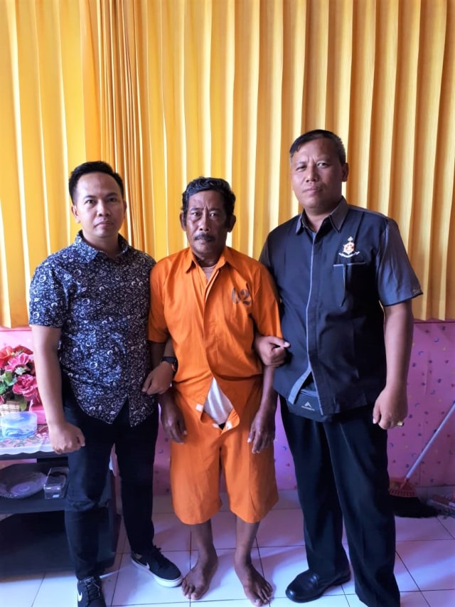 Pelaku pemerkosaan anak kandung, I Gusti Ngurah Raka Putra (tengah) berhasil ditangkap Polres Gianyar, di Bali. (Foto: Denita BR Matondang/kumparan)