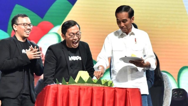 Dua pendiri Bukalapak, Fajrin Rasyid dan Achmad Zaky, bersama Presiden Jokowi. Foto: Bukalapak