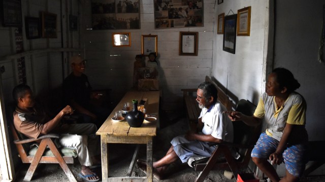 Sesepuh kampung Lasiyo (kedua kanan) berbincang dengan tamu di rumahnya di Kampung Adat Samin Karangpace, Desa Klopoduwur, Banjarejo, Blora, Jawa Tengah, Rabu (16/1/2019). (Foto: ANTARA FOTO/Aditya Pradana Putra)