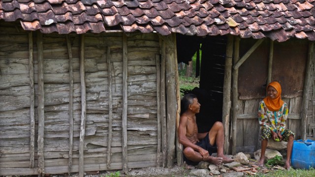 Sejumlah warga beraktivitas di Kampung Adat Samin Karangpace, Desa Klopoduwur, Banjarejo, Blora, Jawa Tengah, Rabu (16/1/2019).  (Foto: ANTARA FOTO/Aditya Pradana Putra)
