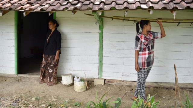Sejumlah warga beraktivitas di Kampung Adat Samin Karangpace, Desa Klopoduwur, Banjarejo, Blora, Jawa Tengah, Rabu (16/1/2019). (Foto: ANTARA FOTO/Aditya Pradana Putra)