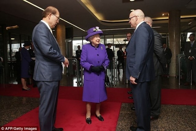 Cerita Menarik di Balik Gaya Ikonis Ratu Elizabeth II (436574)