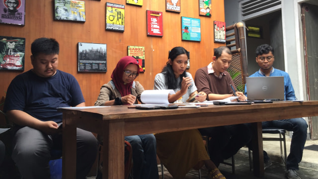 Aliansi untuk Badan Penerbitan dan Pers Mahasiswa (BPPM) Balairung UGM saat jumpa pers di LBH Yogyakarta, Rabu (16/1).  (Foto: Arfiansyah Panji Purnandaru/kumparan)