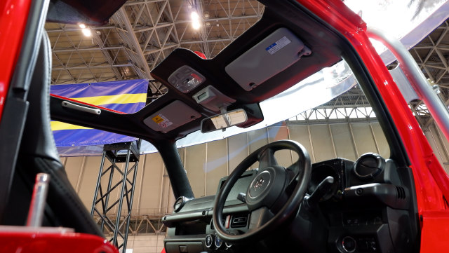 Modifikasi Suzuki Jimny Monster, tampak interior yang terbuka atapnya. (Foto: Aditya Pratama Niagara/kumparanOTO)