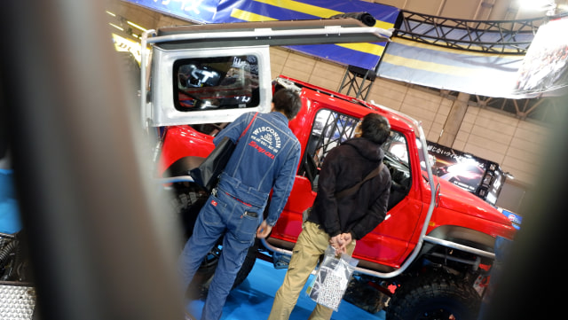 Pengunjung sedang melihat modifikasi Suzuki Jimny berwujud Monster (Foto: Aditya Pratama Niagara/kumparanOTO)