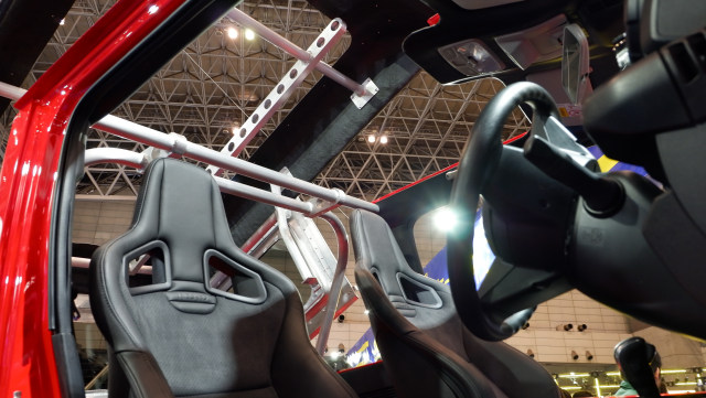 Bagian interior Suzuki Jimny Monster yang atapnya bisa dibuka. (Foto: Aditya Pratama Niagara/kumparanOTO)