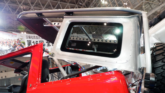 Bagian kabin belakang Suzuki Jimny Monster yang bisa diangkat. (Foto: Aditya Pratama Niagara/kumparanOTO)