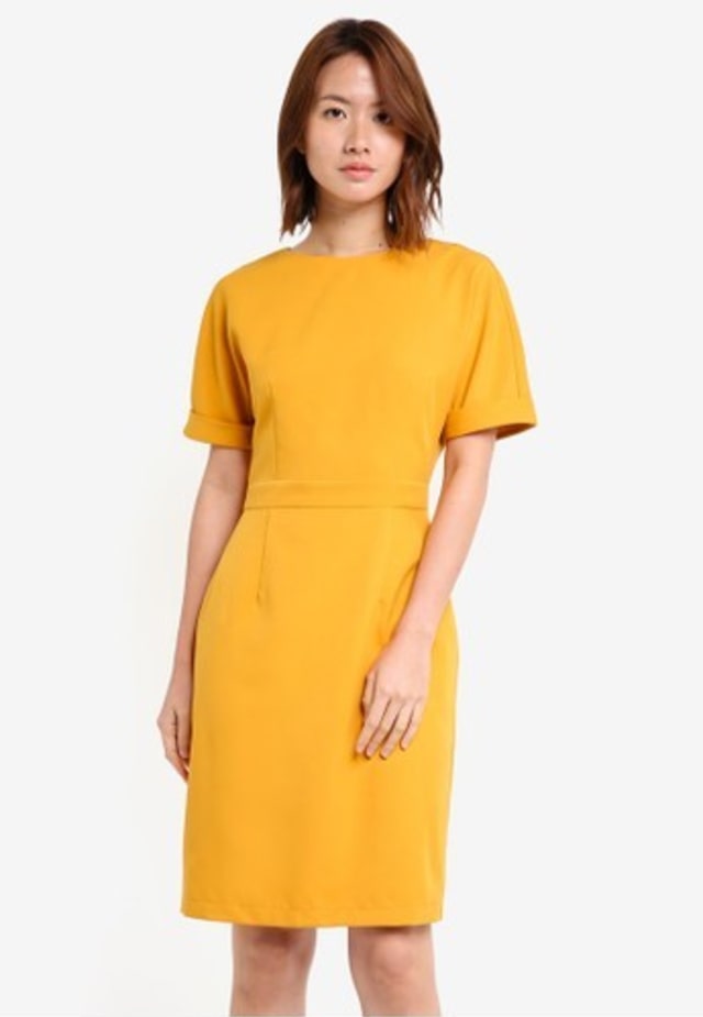 5 Rekomendasi Dress Warna Kuning untuk Tampil Stylish Ala Meghan Markle (1)